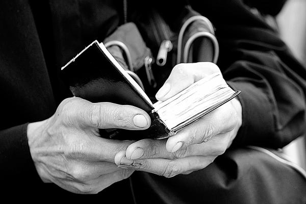 Бережные руки, хранящие в себе тепло и веру, могут многое рассказать о человеке так же, как и глаза.