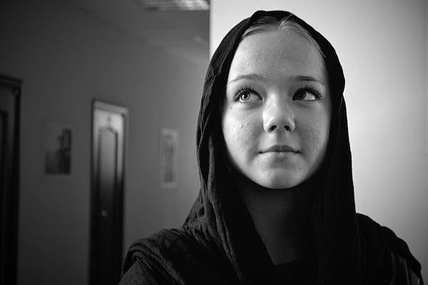 Девушка особенно красива, когда черты ее лица пронизаны добротой и тайной.