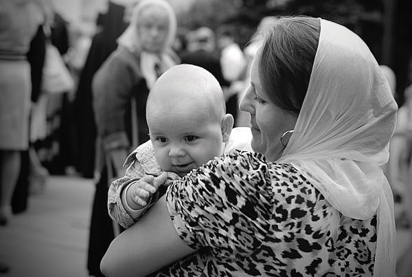 В церковь на руках любящей матери...