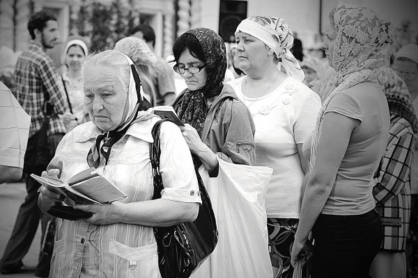 Самых разных людей объединяет одно - вера в Творца неба и земли...